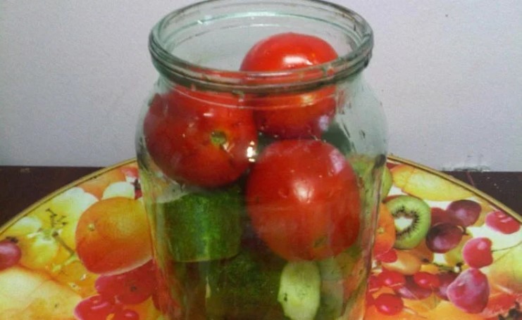 Огірки і помідори в томаті на зиму: незрівнянно смачно