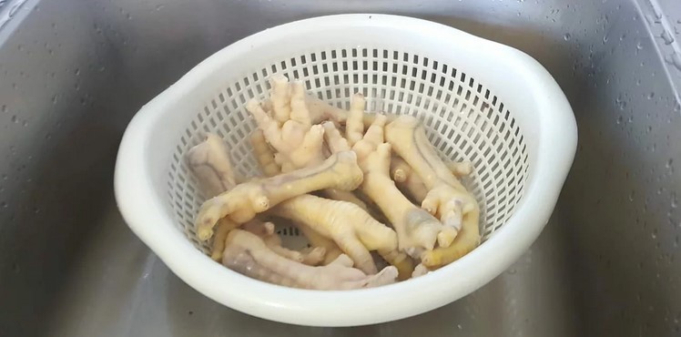 Я почала готувати курячі лапки. Вони корисні і якщо правильно приготувати, то і смачні