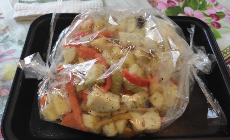 Елементарний рецепт приготування овочів в рукаві в духовці