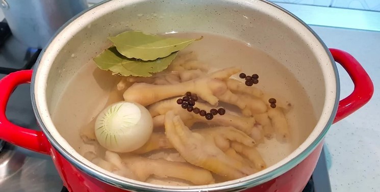 Я почала готувати курячі лапки. Вони корисні і якщо правильно приготувати, то і смачні