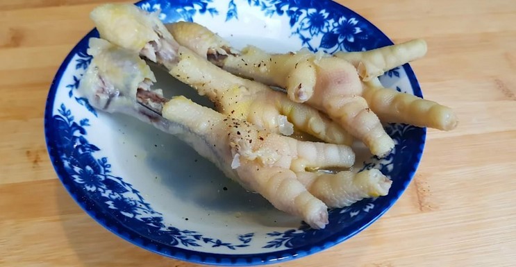 Я почала готувати курячі лапки. Вони корисні і якщо правильно приготувати, то і смачні