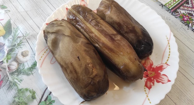 Закуска з баклажанів з часником і зеленню