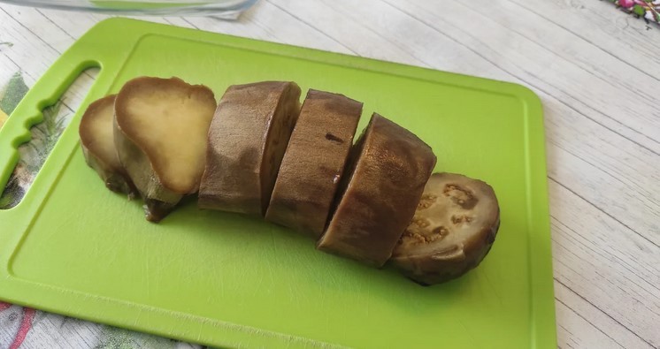 Закуска з баклажанів з часником і зеленню