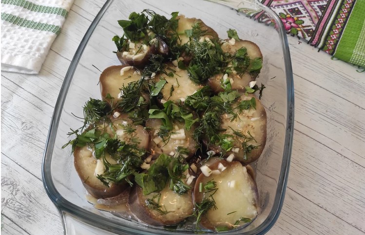 Закуска з баклажанів з часником і зеленню