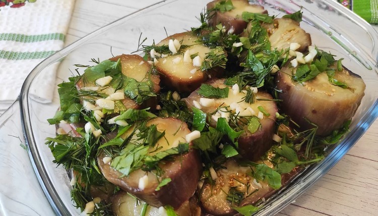 Закуска з баклажанів з часником і зеленню