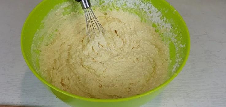 Просто беру сир, додаю яблука і смачна сирна шарлотка готова