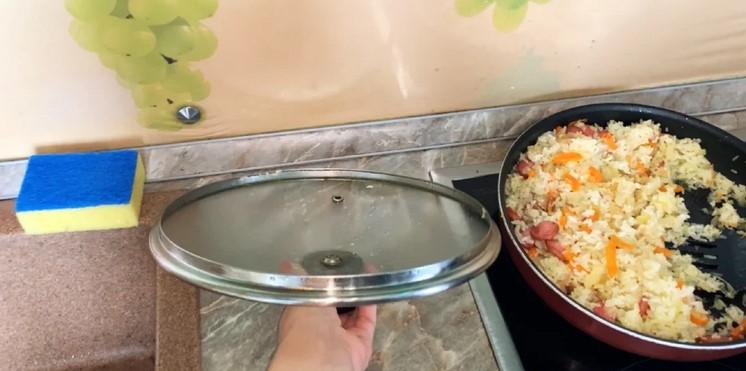 Щоб губка не "бовталася" біля раковини, вигадала оригінальний спосіб зберігання: її не видно, але завжди під рукою