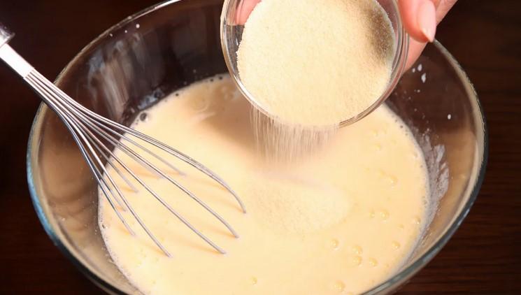 Пишні оладки. Завдяки манці та соді, доданій вчасно, виходять повітряними та не опадають