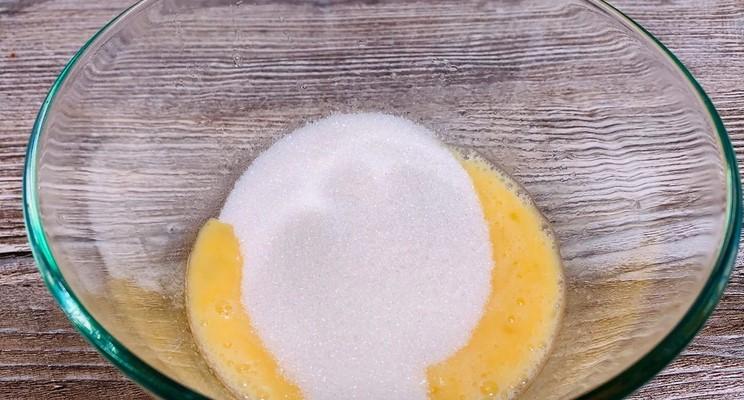 Так манник в моїй родині готують вже 60 років: показую спосіб, як зробити його соковитішим і ніжнішим