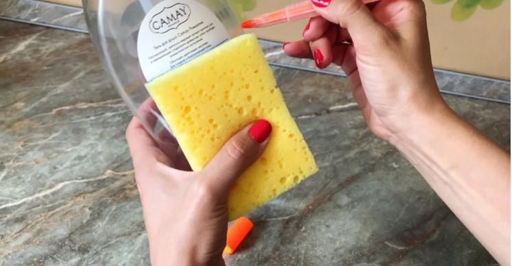 Щоб губка не "бовталася" біля раковини, вигадала оригінальний спосіб зберігання: її не видно, але завжди під рукою