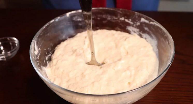 Пишні оладки. Завдяки манці та соді, доданій вчасно, виходять повітряними та не опадають