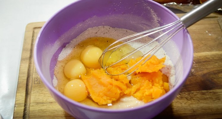 Всі приймають цей десерт за медовий торт і дуже дивуються, коли дізнаються, з чого він