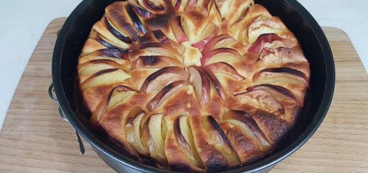 Просто беру сир, додаю яблука і смачна сирна шарлотка готова