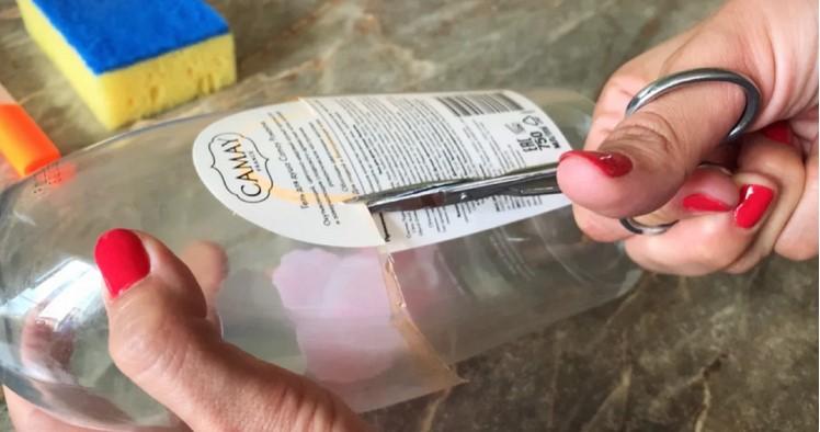 Щоб губка не "бовталася" біля раковини, вигадала оригінальний спосіб зберігання: її не видно, але завжди під рукою