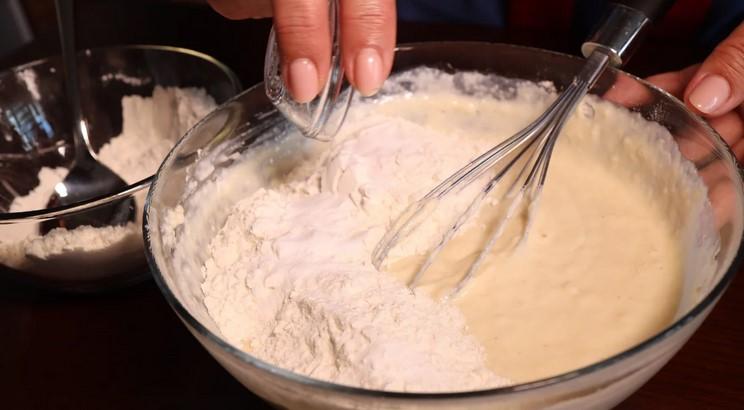 Пишні оладки. Завдяки манці та соді, доданій вчасно, виходять повітряними та не опадають