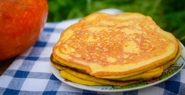 Пишні гарбузові млинці як губка вбирають соуси. Порадувала сім'ю у вихідні