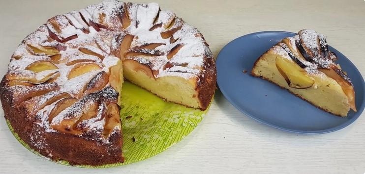 Просто беру сир, додаю яблука і смачна сирна шарлотка готова