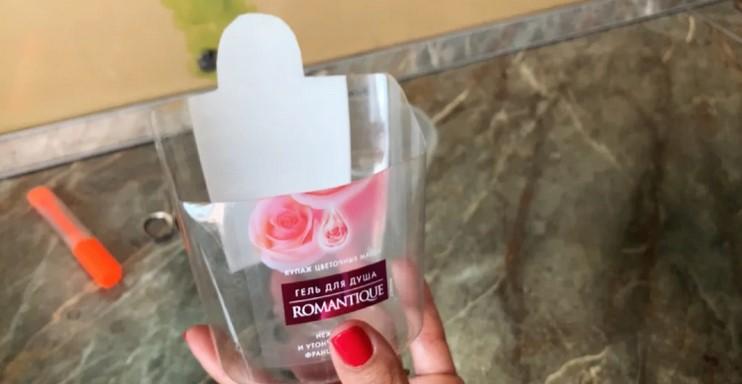 Щоб губка не "бовталася" біля раковини, вигадала оригінальний спосіб зберігання: її не видно, але завжди під рукою