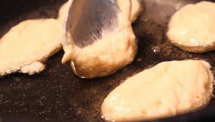 Пишні оладки. Завдяки манці та соді, доданій вчасно, виходять повітряними та не опадають