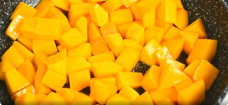 У вас є гарбуз? Не пропустіть цей рецепт. Гарбуз в сметанному соусі