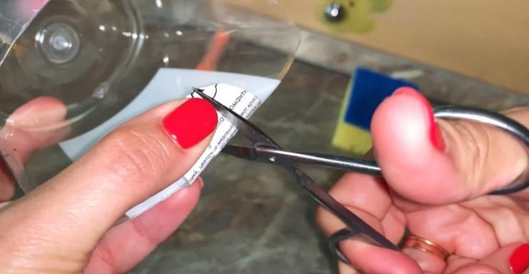 Щоб губка не "бовталася" біля раковини, вигадала оригінальний спосіб зберігання: її не видно, але завжди під рукою