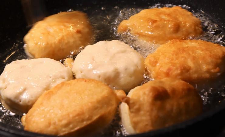 Пишні оладки. Завдяки манці та соді, доданій вчасно, виходять повітряними та не опадають