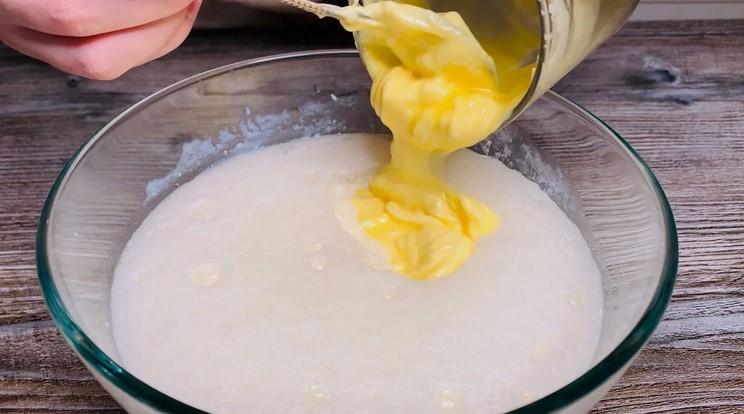 Так манник в моїй родині готують вже 60 років: показую спосіб, як зробити його соковитішим і ніжнішим