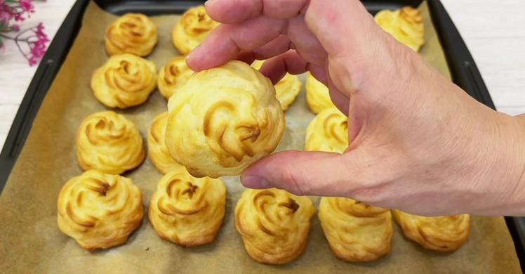 Профітролі з сирним кремом: легкий десерт, сподобається не тільки дітям, а й дорослим.