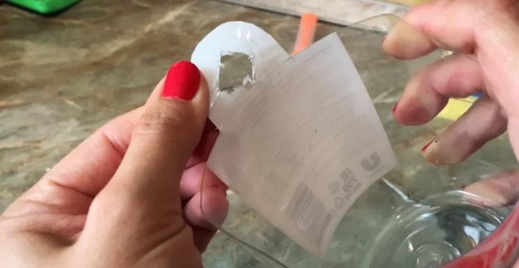 Щоб губка не "бовталася" біля раковини, вигадала оригінальний спосіб зберігання: її не видно, але завжди під рукою