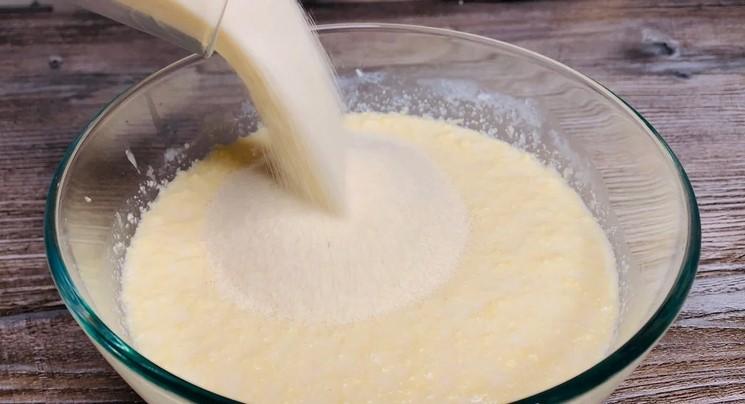 Так манник в моїй родині готують вже 60 років: показую спосіб, як зробити його соковитішим і ніжнішим