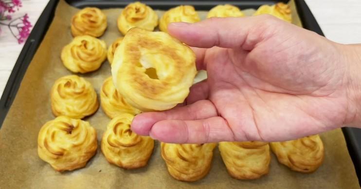 Профітролі з сирним кремом: легкий десерт, сподобається не тільки дітям, а й дорослим.