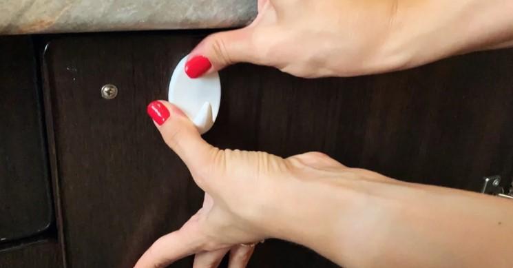 Щоб губка не "бовталася" біля раковини, вигадала оригінальний спосіб зберігання: її не видно, але завжди під рукою