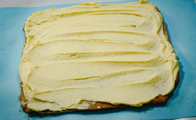 Всі приймають цей десерт за медовий торт і дуже дивуються, коли дізнаються, з чого він