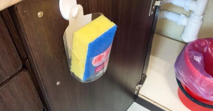 Щоб губка не "бовталася" біля раковини, вигадала оригінальний спосіб зберігання: її не видно, але завжди під рукою
