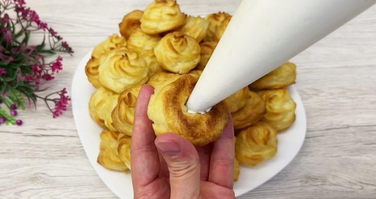 Профітролі з сирним кремом: легкий десерт, сподобається не тільки дітям, а й дорослим.