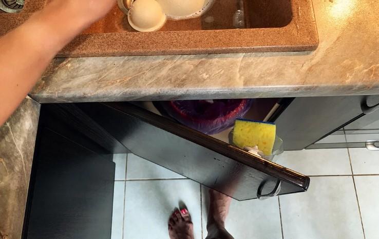 Щоб губка не "бовталася" біля раковини, вигадала оригінальний спосіб зберігання: її не видно, але завжди під рукою