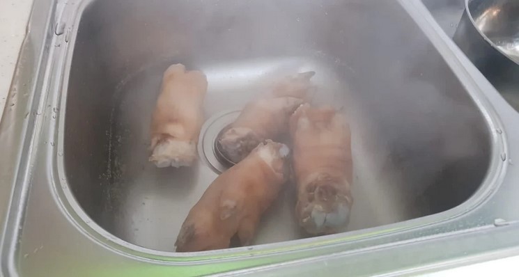 З віком почала готувати свинячі ноги. Для людей з проблемними суглобами саме те