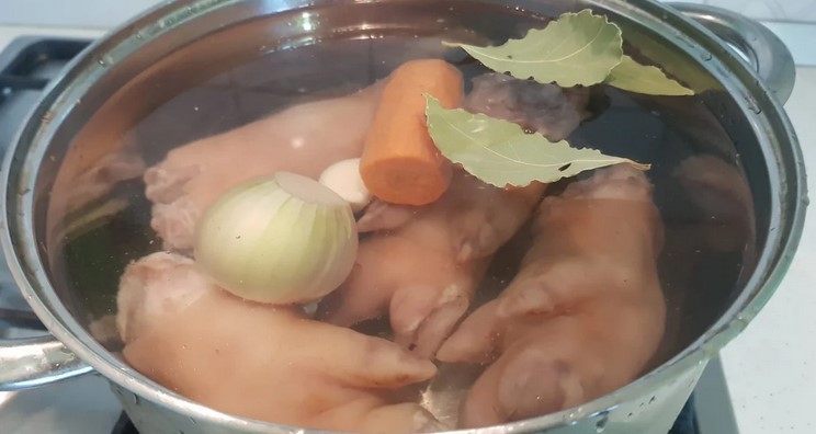 З віком почала готувати свинячі ноги. Для людей з проблемними суглобами саме те