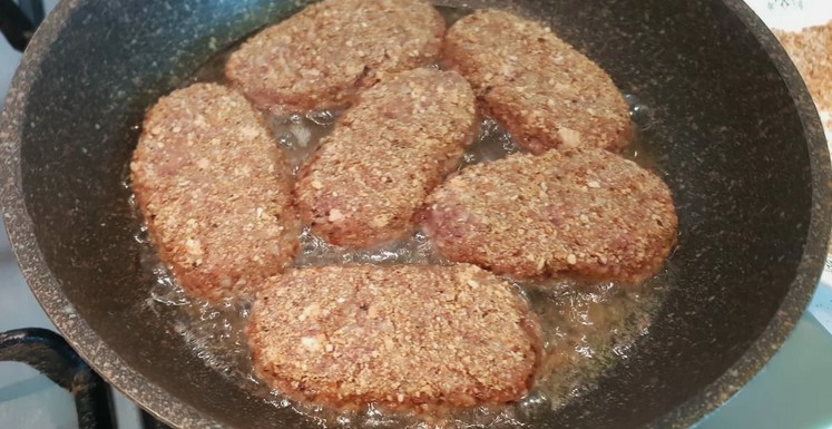 Подруга пригостила котлетами з курячих сердець. Такі смачні котлети я давно не їла