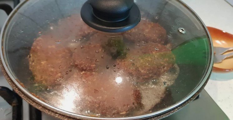 Подруга пригостила котлетами з курячих сердець. Такі смачні котлети я давно не їла