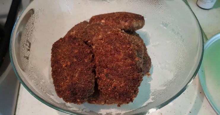 Подруга пригостила котлетами з курячих сердець. Такі смачні котлети я давно не їла
