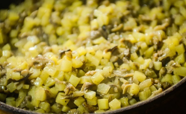 Як правильно готувати і їсти пиріг з грибами щоб він став сімейною традицією, а всі знайомі просили рецепт