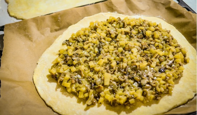 Як правильно готувати і їсти пиріг з грибами щоб він став сімейною традицією, а всі знайомі просили рецепт