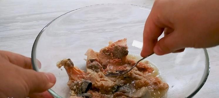 Швидкий заливний пиріг із рибою (рибними консервами)