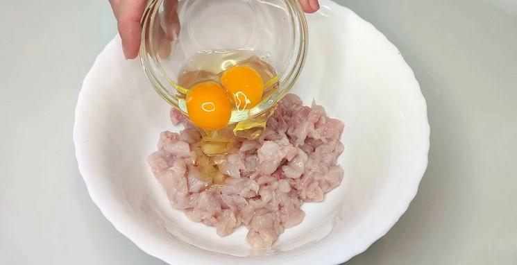 Беру 2 курячі філе і готую велику гору котлет без м'ясорубки. Ділюсь своєю "хитрістю"