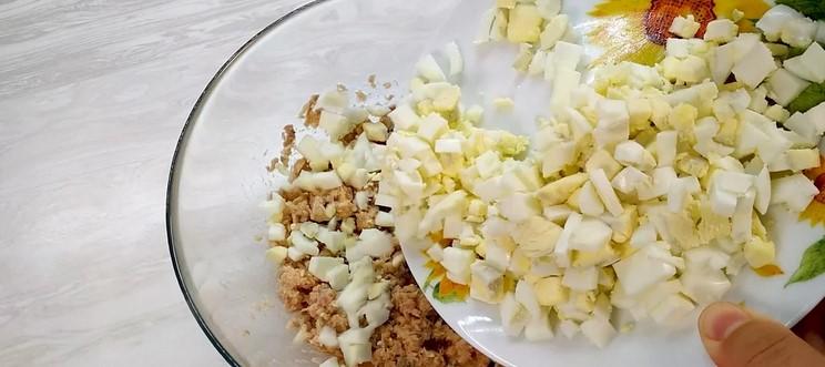 Швидкий заливний пиріг із рибою (рибними консервами)