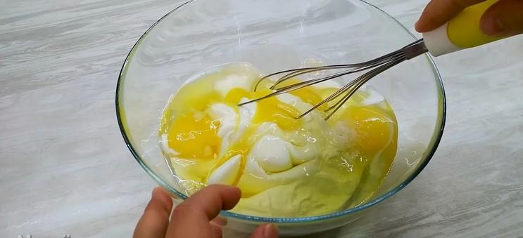 Швидкий заливний пиріг із рибою (рибними консервами)