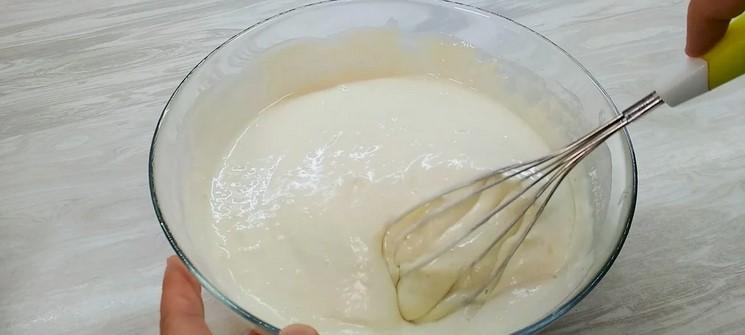 Швидкий заливний пиріг із рибою (рибними консервами)