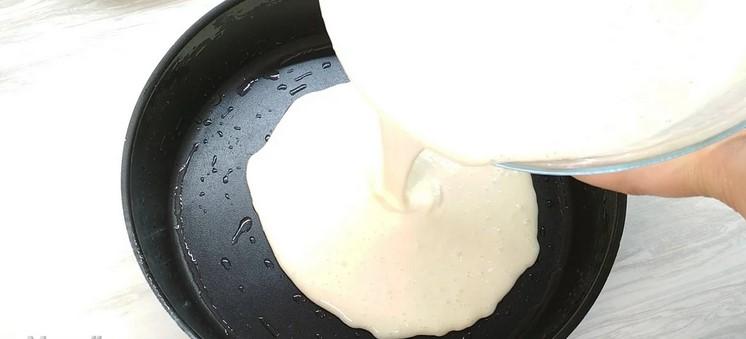 Швидкий заливний пиріг із рибою (рибними консервами)