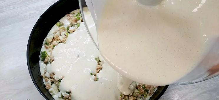 Швидкий заливний пиріг із рибою (рибними консервами)